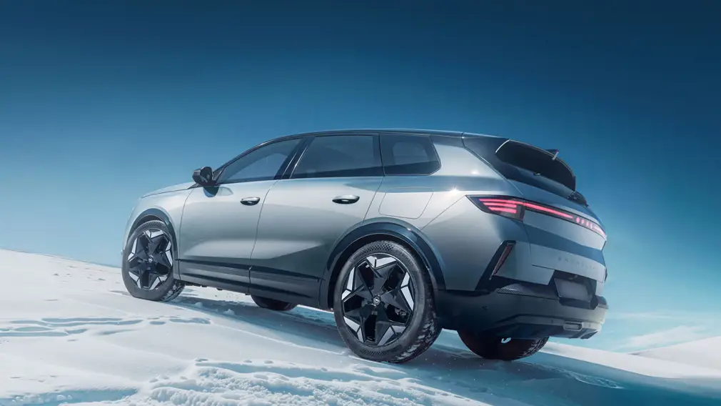 Opel представляет полноприводную версию Grandland на электротяге