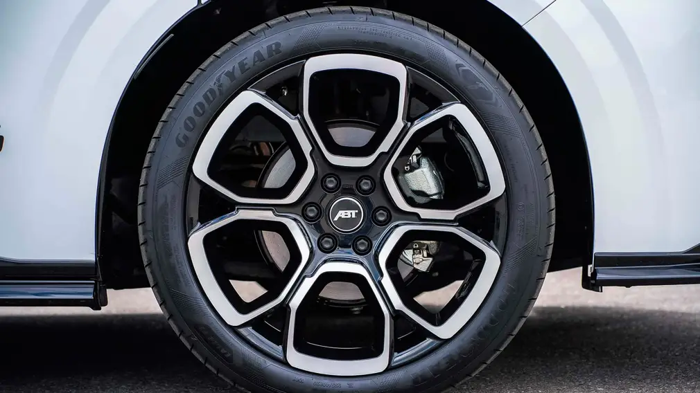 Рабочие фургоны VW выглядят быстрее: Transporter и Caravelle примерили обвес Abt