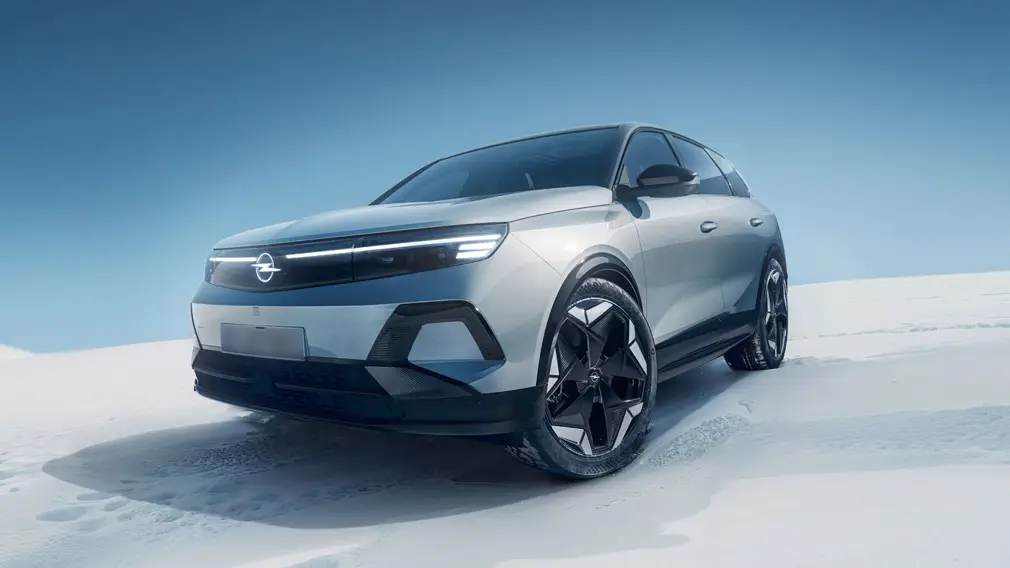 Opel представляет полноприводную версию Grandland на электротяге