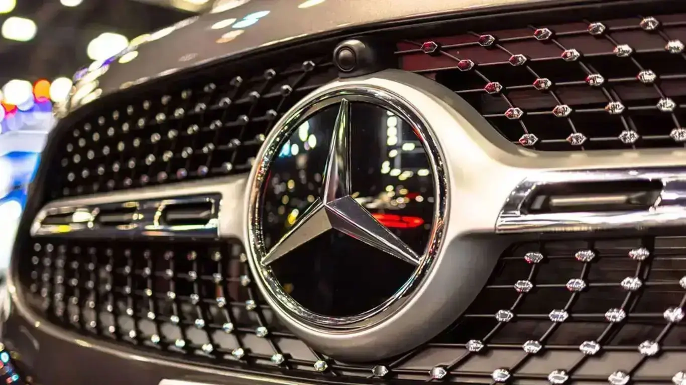 メルセデス・ベンツが異例の大幅値下げ：先代CLA30％、EQS26％、S