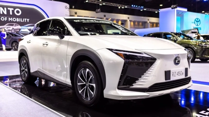 Toyota ztišila nový Lexus RZ součástkou, kterou nikdy neuvidíte