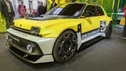 Renault deschide un showroom fără vânzători — și nu se închide niciodată
