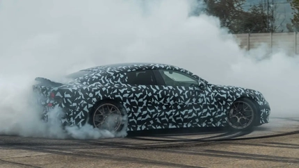 メルセデスAMG、新型GT 4ドアクーペを5月20日に公開―軸方向磁束モーター搭載、F1ドライバーもテスト参加