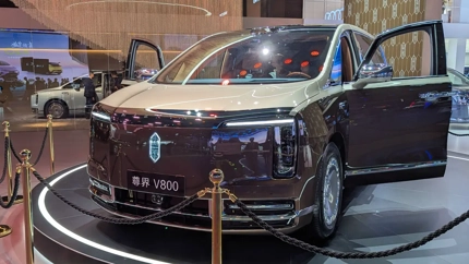 Maextro V800: čínský MPV za 150 000 dolarů, který zatáčí jako malé auto