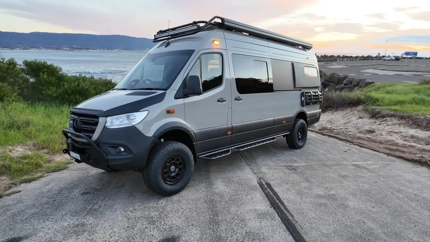Australienii tocmai au construit Sprinterul care refuză să aleagă între lux și off-road