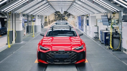 A Audi acaba de fazer o impensável — o RS 5 liga-se à tomada pela primeira vez