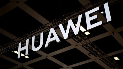 Kein Kabel mehr nötig: Huawei zeigt Laderoboter fürs Elektroauto