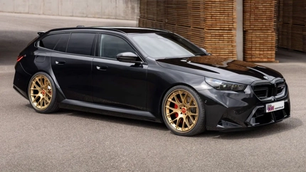 BMW M5 Touring pokazuje dwa oblicza — złoto z jednej strony, czerń z drugiej