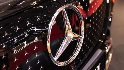 Mercedes-AMGs elektriske GLA-prototype har nesten mistet kamuflasjen, og synet er nådeløst