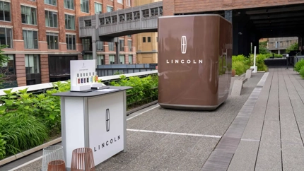 Lincoln pokazał małe pudełko, które internet od razu nazwał luksusowym toi-toiem