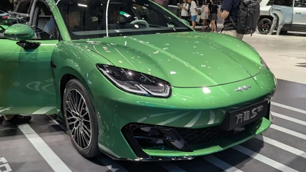 A BYD finalmente mostrou o interior que todos esperavam — 850 quilómetros de autonomia ou 666 cavalos, nunca os dois
