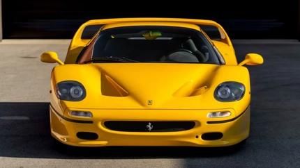 Ferrari F50 amarela pulveriza recorde de leilão e vende-se por 14,575 milhões de dólares em Monterey