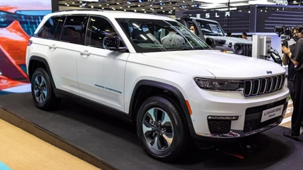 Jeep recheamă 328.381 Grand Cherokee, inclusiv mașini reparate deja anterior