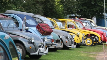 500 Citroen 2CV clássicos vão invadir uma pequena cidade alemã este verão