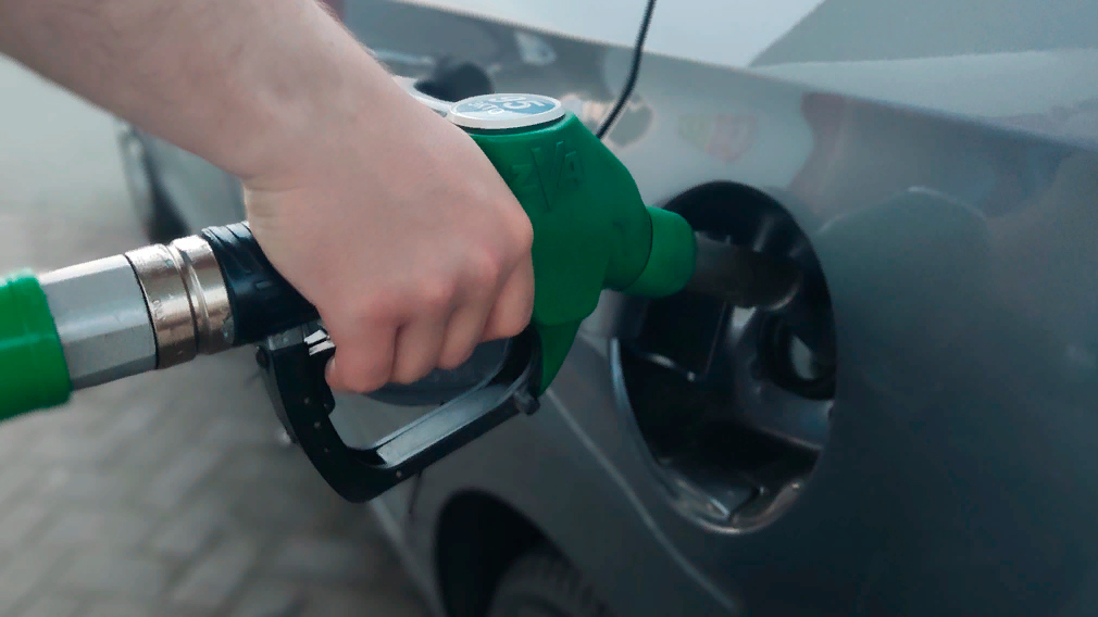 Росстат выяснил, что в России пятый месяц снижается стоимость бензина