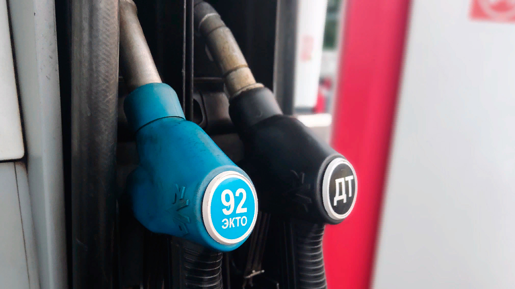 Росстат выяснил, что в России пятый месяц снижается стоимость бензина