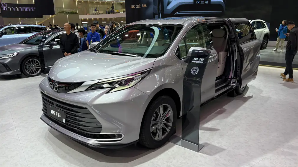 Автосалон в Гуанчжоу / Стенд Toyota