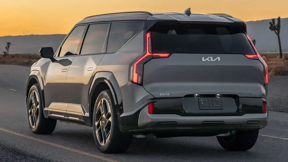 Электрокроссовер Kia EV9 поступил в продажу в России: цена от 6 млн рублей