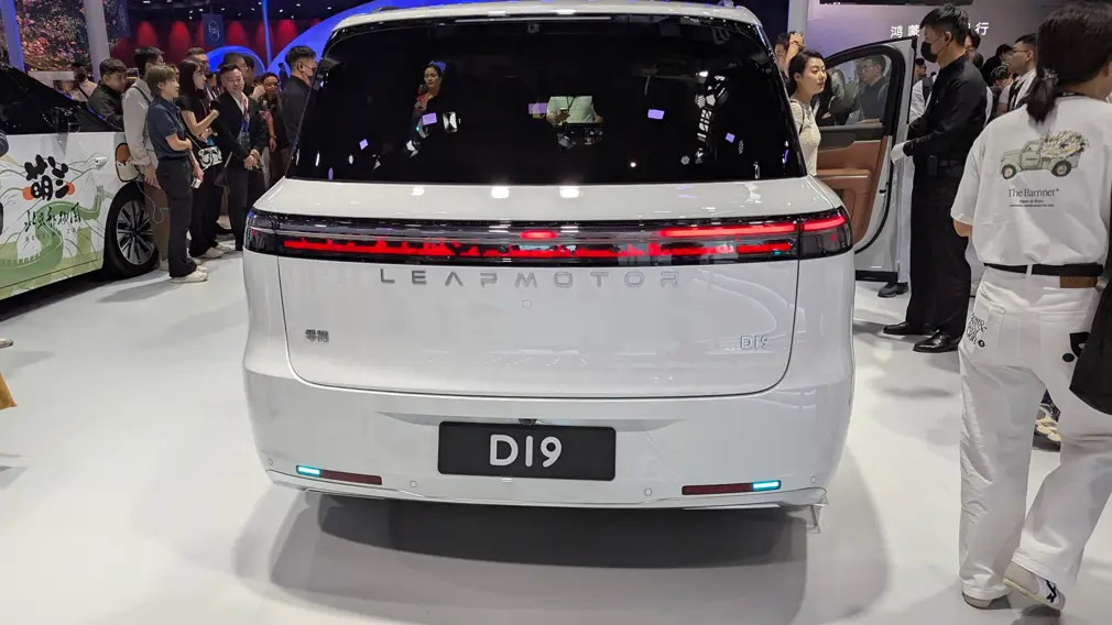 Автосалон в Пекине 2026 / Leapmotor D19