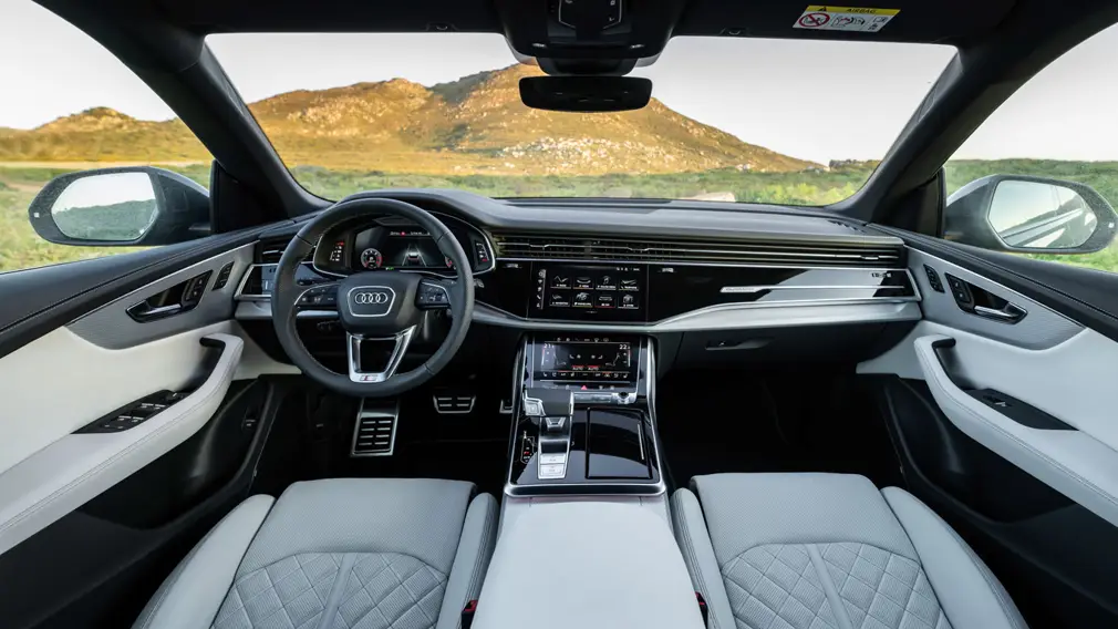 Российские автодилеры начали продажи обновленной версии кроссовера Audi Q8