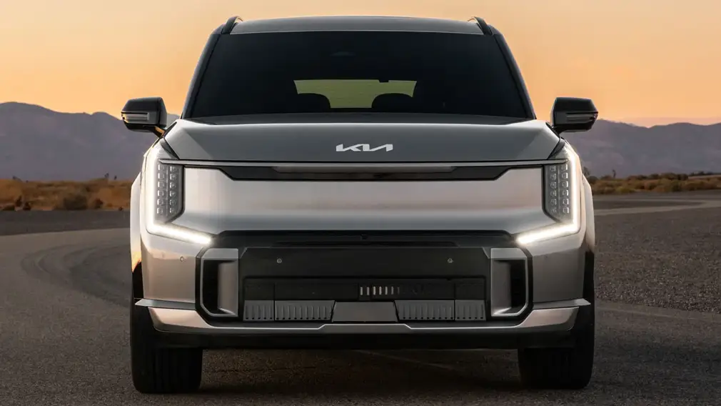 Электрокроссовер Kia EV9 поступил в продажу в России: цена от 6 млн рублей