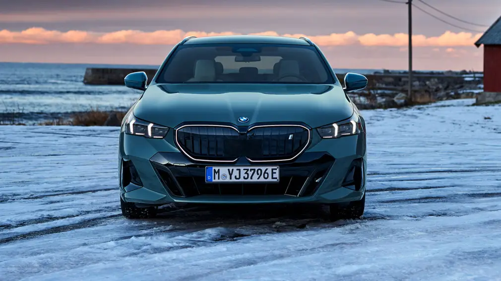 BMW официально представила обновленный универсал 5-серии