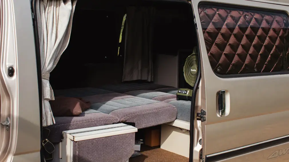 Дом на колесах из Toyota HiAce Grand Cabin 1994 года
