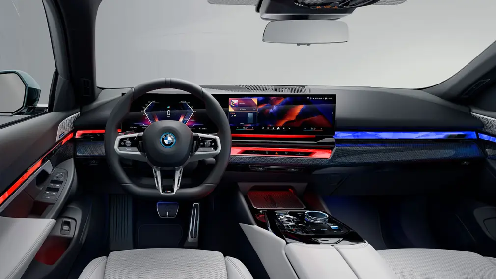 BMW официально представила обновленный универсал 5-серии