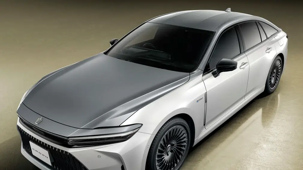 Toyota представила эксклюзивные версии Crown: модель бросает вызов Maybach