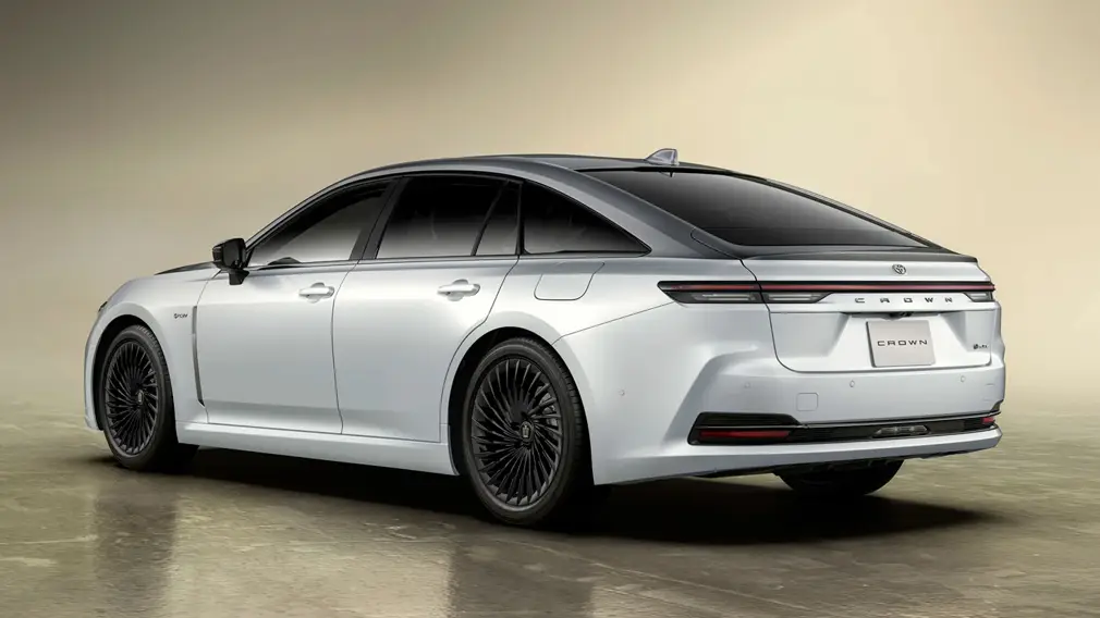 Toyota представила эксклюзивные версии Crown: модель бросает вызов Maybach