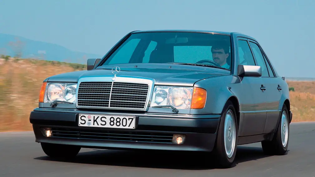 Капсула времени на колесах: Mercedes-Benz W124 E500 1992 года продают в идеальном состоянии в России