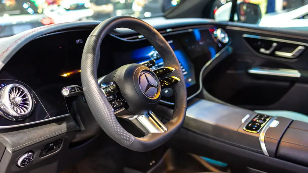 Салон Mercedes-Benz EQE