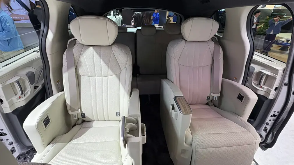 Автосалон в Гуанчжоу / Стенд Toyota