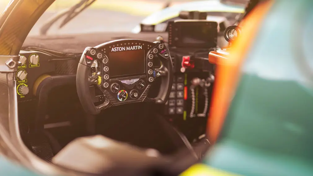 трековый гиперкар Aston Martin Valkyrie LM