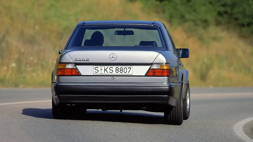 Капсула времени на колесах: Mercedes-Benz W124 E500 1992 года продают в идеальном состоянии в России