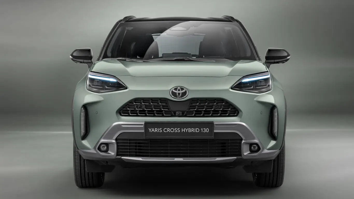 Тойота ярис кросс 2024. Toyota Yaris Cross 1.5 Hybrid. Yaris Cross реклама. Yaris Cross в природе. Yaris Cross машина на дороге природа.