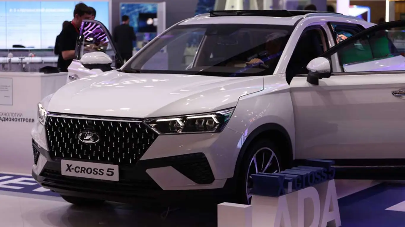 X cross 7. Лада Искра 2023. Lada x-Cross 5 FAW Bestune t77. Лада новая Икс кросс 2023. Веста кросс 2023.