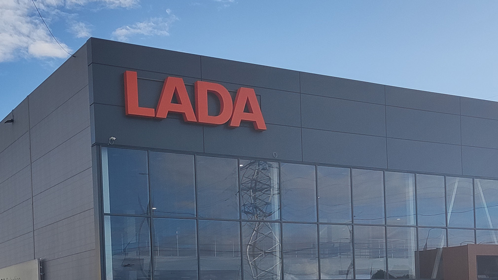 В Сети опубликовали первые фотографии нового кроссовера LADA на базе VESTA