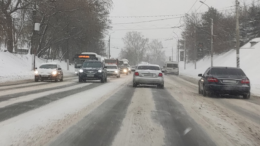 Эксперт посоветовал водителям малолитражек не выезжать на дорогу в снегопад