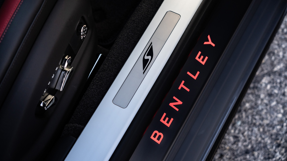 Компания Bentley представила спортивный седан Bentley Flying Spur S 2023 года