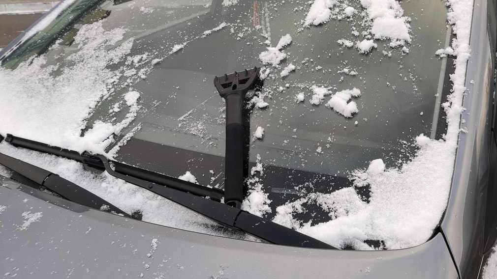 Без скребка и кипятка: названы 3 способа быстро убрать наледь на лобовом стекле автомобиля