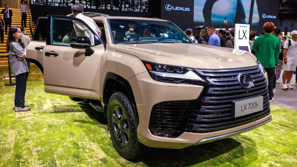 Флагманский гибрид Lexus засветился в России: что значит регистрация LX700h
