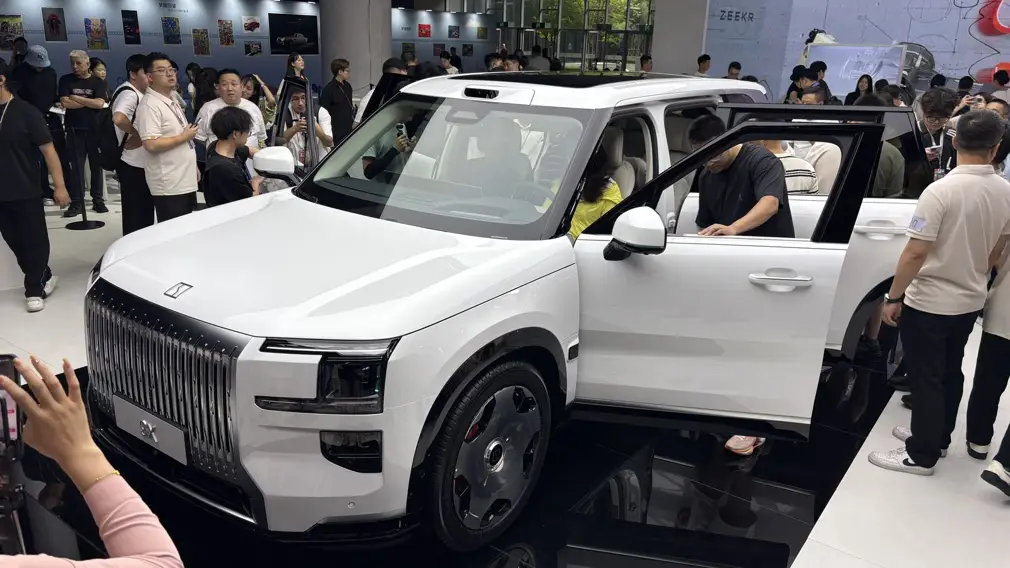 898 л.с., люкс-салон и цена от 13,5 млн: новый монстр появился у российских дилеров 898 л.с., люкс-салон и цена от 13,5 млн: новый монстр появился у российских дилеров