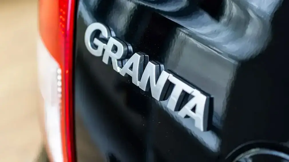 Компания «АвтоВАЗ» выпустила первую партию лифтбэков Lada Granta Cross