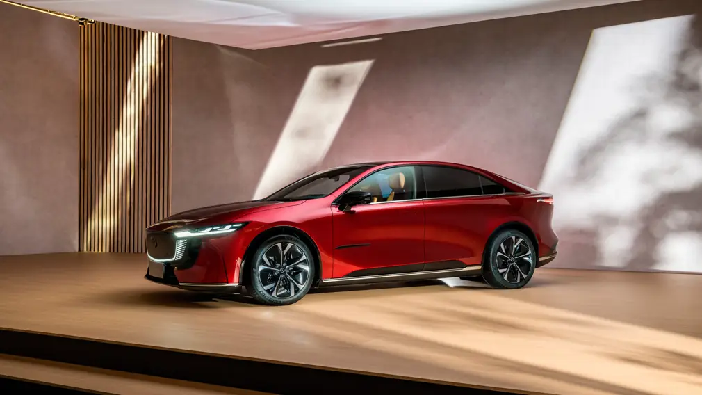 Mazda 6e резко подешевела: новая версия вытеснила прежние комплектации