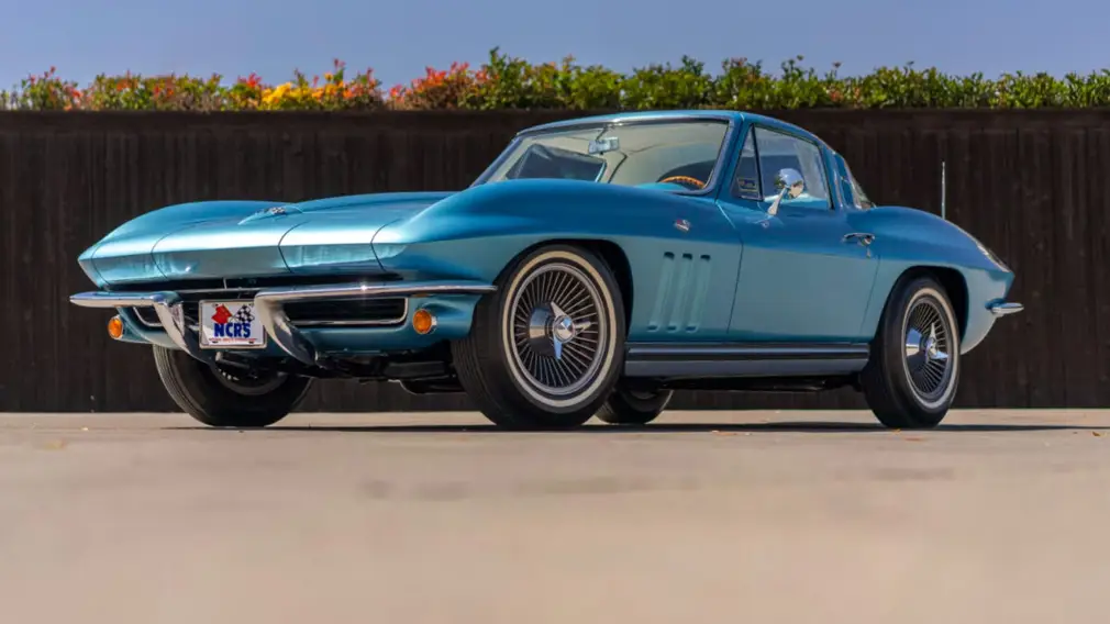 Этот Corvette 1965 выглядит как музейный экспонат, но странные опции делают его еще ценнее