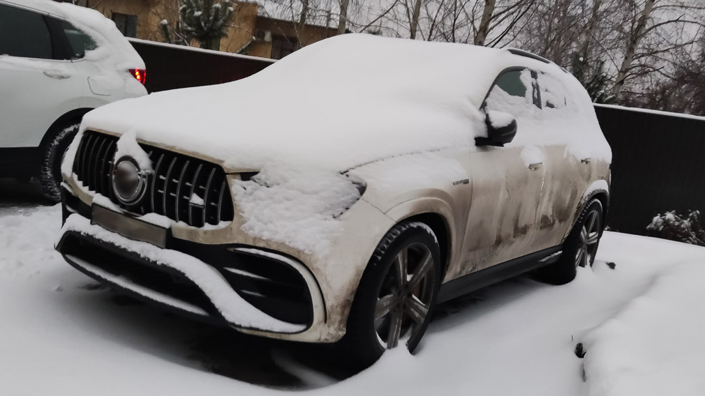 Эксперты рассказали, как правильно счищать снег с автомобиля, чтобы не испортить краску