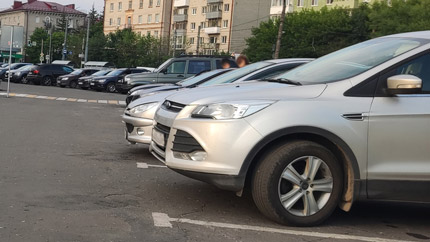 Жители РФ пожаловались, что их автомобили царапают и обливают краской в Финляндии