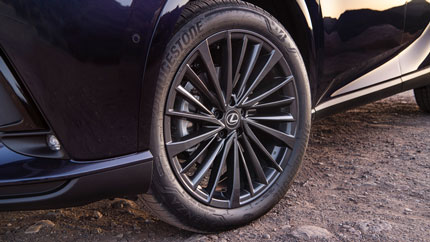 Lexus впервые показал салон нового трехрядного кроссовера Lexus TX