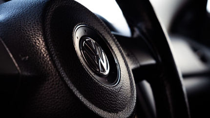 Volkswagen притормозил со строительством в Европе завода по производству аккумуляторов